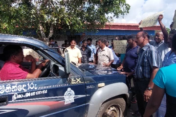 யாழ்.ஊர்காவற்றுறையில் நில அளவை திணைக்கள அதிகாரிகளை விரட்டியடித்த மக்கள் (photos)