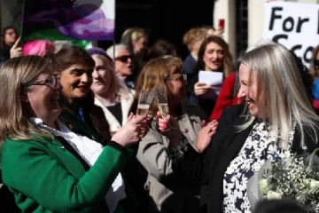 திருநங்கைகளை பெண்களாக கருதமுடியாது; அது சட்டவிரோதம் - உச்சநீதிமன்றம்