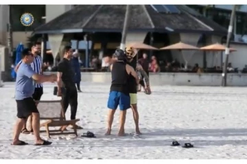 கடற்கரையில் வாலிபால் விளையாடிய இந்திய கிரிக்கெட் வீரர்கள் - விமர்சிக்கும் நெட்டிசன்கள்