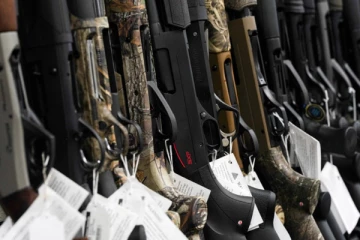 பொதுமக்கள் ஆயுதங்கள் வைத்துக்கொள்ளலாம்... ஊக்குவிக்கும் இஸ்ரேல் பிரதமர்: துப்பாக்கி வாங்க குவிந்த மக்கள்