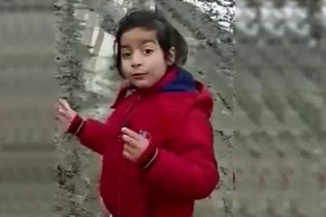 “இதெல்லாம் ஒரு ரோடா...கொஞ்சம் என்னென்னு பாருங்க” - நிருபராக மாறிய காஷ்மீர் சிறுமி