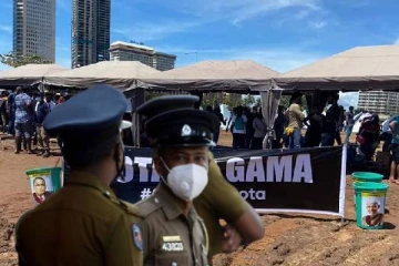 'கோட்டா கோ கம’ கூடாரங்கள் காவல்துறையினரால் அகற்றம்: தொடரும் பதற்றம்