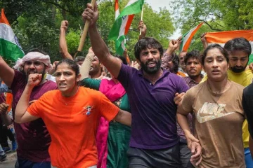 கங்கை கரையில் வீசப்படும் ஒலிம்பிக் பதக்கங்கள் - கண்ணீர் வடிக்கும் மல்யுத்த வீராங்கனைகள்