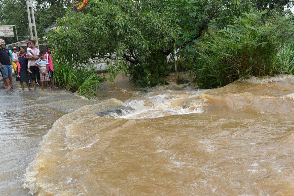 இலங்கையில் மீண்டும் இயற்கையின் கோர தாண்டவமா? பல மாவட்டங்களுக்கு எச்சரிக்கை | Is Nature Unleashing Its Fury Sri Lanka Once Again இலங்கையில் மீண்டும் இயற்கையின் கோர தாண்டவமா? பல மாவட்டங்களுக்கு எச்சரிக்கை | Is Nature Unleashing Its Fury Sri Lanka Once Again