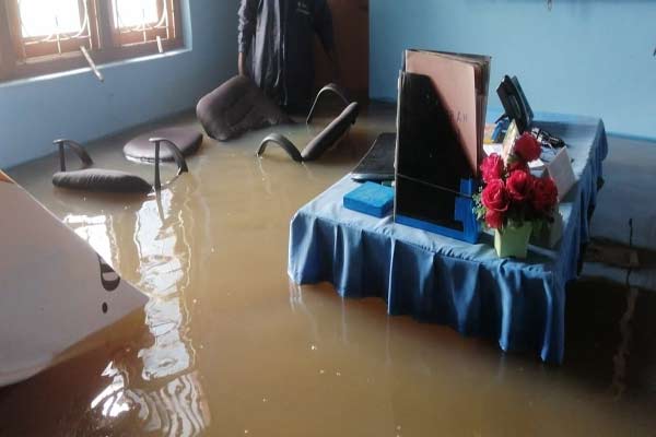 வெள்ளத்தில் மூழ்கிய வைத்தியசாலை ; மின்சாரம் துண்டிப்பு | Hospital Flooded Power Outage Today Now வெள்ளத்தில் மூழ்கிய வைத்தியசாலை ; மின்சாரம் துண்டிப்பு | Hospital Flooded Power Outage Today Now