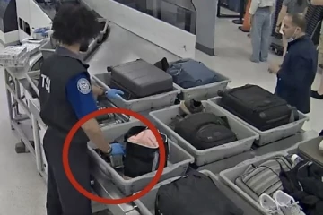 விமான பயணிகளின் பைகளில் பணத்தை திருடும் பாதுகாப்பு அதிகாரிகள்: சிசிடிவி காட்சியில் சிக்கிய இருவர்