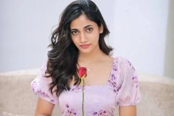 படு கிளாமரான உடையில் கவர்ச்சி போஸ் கொடுத்த லாஸ்லியா.. வாய்பிளக்கும் ரசிகர்கள்!!