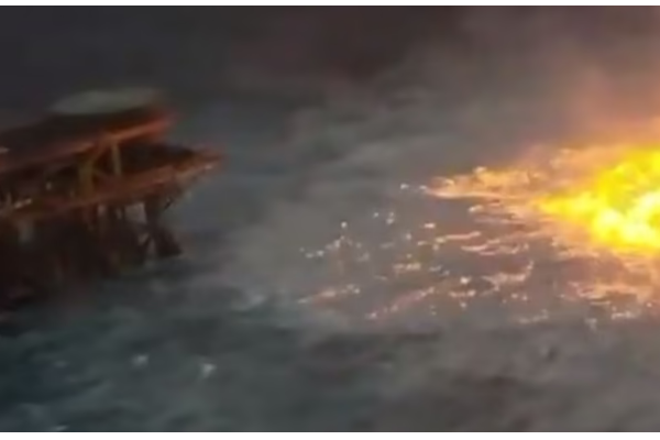 தீப்பற்றி எரியும் கடல்.. ஒரு ஆச்சரிய வீடியோ | Burning Sea On Fire An Amazing Video
