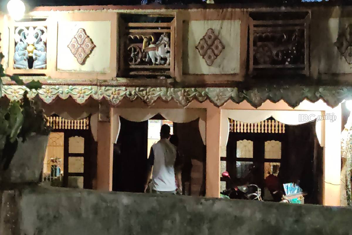 வவுனியாவில் வீடொன்றிலிருந்து தாயும் மகனும் சடலமாக மீட்பு…! | Mother And Son Dead From A House In Vavuniya