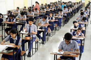 தேர்வில் காப்பியடிப்பதை அனுமதிக்காத ஆசிரியரின் வாகனம் மீது பட்டாசு வீசிய மாணவர்கள்