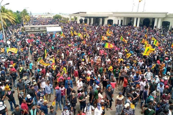 கோட்டாபயவுக்கு எதிராக களமிறங்கிய காவல்துறை: வலுப்பெறும் போராட்டம் - ஐபிசி தமிழ்