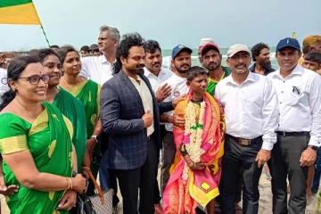 பாக்கு நீரிணையை நீந்திக்கடந்து புதிய உலக சாதனை