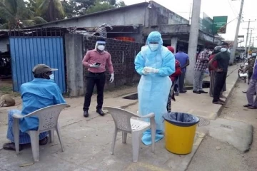 காரைதீவு பிரதேசத்தில் முகக்கவசம் அணியாதவர்களுக்கு கோவிட் தொற்று பரிசோதனை