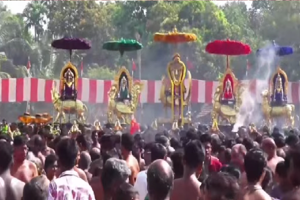 நல்லூர் கந்தசுவாமி ஆலய தீர்த்தத் திருவிழா ; பக்தியுடன் கலந்துகொண்ட அடியவர்கள் | Nallur Kandaswamy Temple Theertham