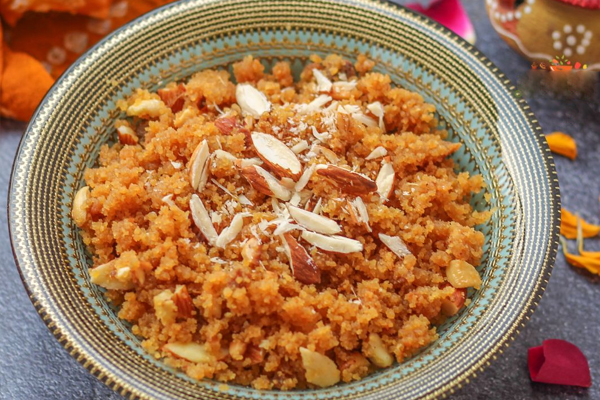 1/2 கப் பாசிப்பருப்பில் அட்டகாசமான சுவையில் அல்வா... | How To Make Moong Dal Halwa