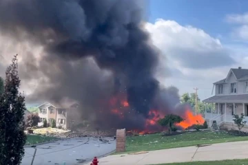 அமெரிக்காவில் ஒரு வீட்டினால் 10 வீடுகள் சேதம்; ஐவர் பலி!