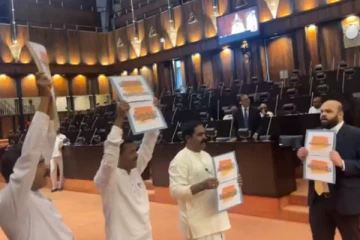 நாடாளுமன்றில் தமிழ் எம்.பி களால் சலசலப்பு; வேடிக்கை பார்த்த பிள்ளையான்