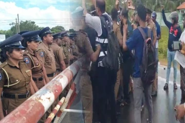 காட்டுமிராண்டித்தனமாக செயற்பட்ட காவல்துறையினர்: கைது செய்த மாணவர்களை விடுவிக்க பேச்சுவார்த்தை