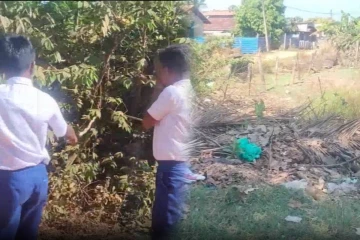 பாடசாலை முன்பு கோழிக் கழிவுகள்: ஊதுபத்தி ஏந்தி படிக்கும் மாணவர்கள்!