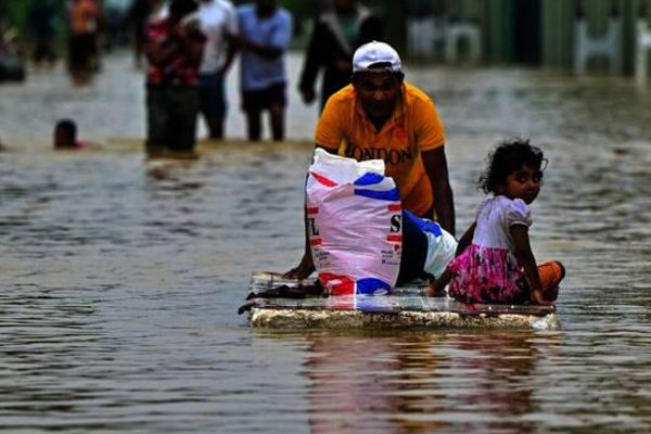 சீரற்ற காலநிலையால் பாதிக்கப்பட்ட பாடசாலை மாணவர்களுக்கு 25,000 ரூபா உதவி | President Fund Rs 25 000 Assistance Students