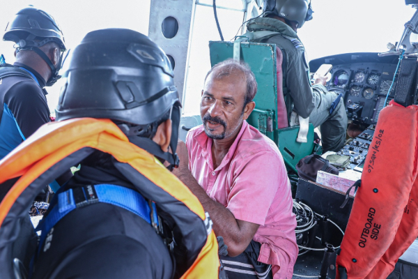 தென்னை மரத்தில் சிக்கித் தவித்த நபர் மீட்பு | Heavy Rain Man Standing Coconut Tree Rescued