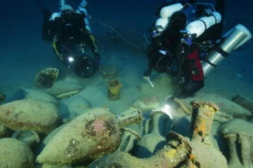 இரண்டாயிரம் ஆண்டுகளுக்கு முன்பு மூழ்கிய கப்பலில் இருந்து கிடைத்த அதிசியம்!