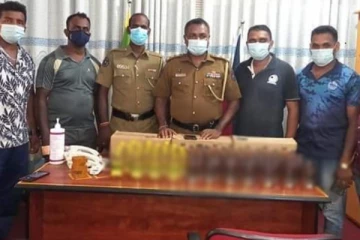 மது போத்தல்களுடன் சிக்கிய இளைஞன் ; சோதனையின் போது பொலிஸாருக்கு காத்திருந்த அதிர்ச்சி