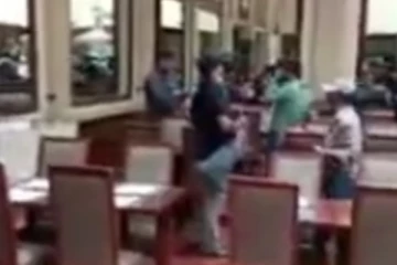 ජනාධිපති මන්දිරය අසල තරු පහේ හෝටලයකින් අරගලකරුවන් වෙත සහය දැක්වූයේ මෙහෙමයි.. (VIDEO)