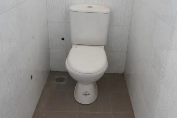 பொது மலசலக்கூட பாவணைக்கட்டணம் 100 ரூபாய்