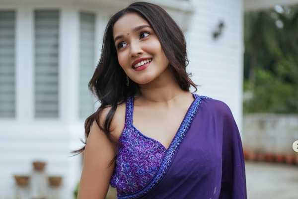 21 வயதான அனிகா சுரேந்திரனா இது!! சேலையில் மயக்கும் புகைப்படங்கள்.. | 21 Age Actress Anikha Surendran Recent Saree Photo