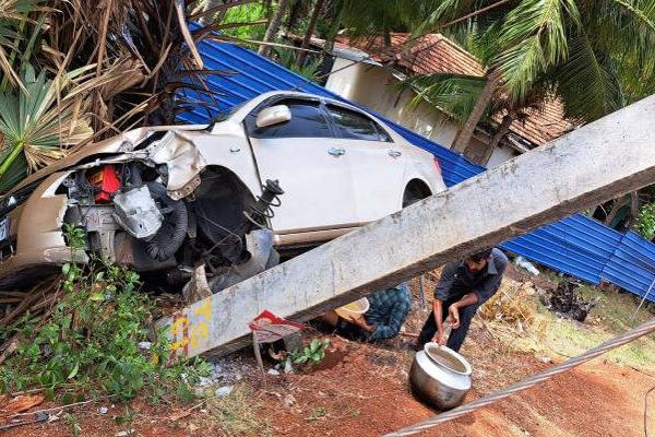 நானாட்டான் வீதியில் பயங்கர கார் விபத்து.!  (Photos) | Nanaddan Divisional Street Car Accident
