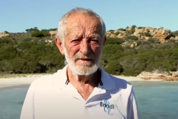 தனி ஆளாய் தீவொன்றில் வசித்த 81 வயது முதியவர்;  32 ஆண்டுகளுக்கு பின்  வெளியேறினார்