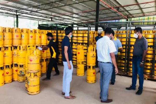 காலி குடியிருப்பாளர்களுக்கு மகிழ்ச்சியான தகவல்! | Galle Residents Happy News Gas Cylinder Distribute