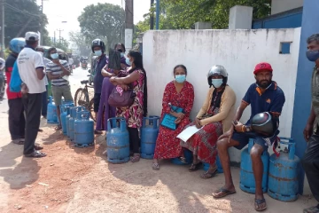 எரிவாயுவுமில்லை: வாகன வாடகையும் இழக்கிறோம்! மக்கள் விசனம்(Photos)