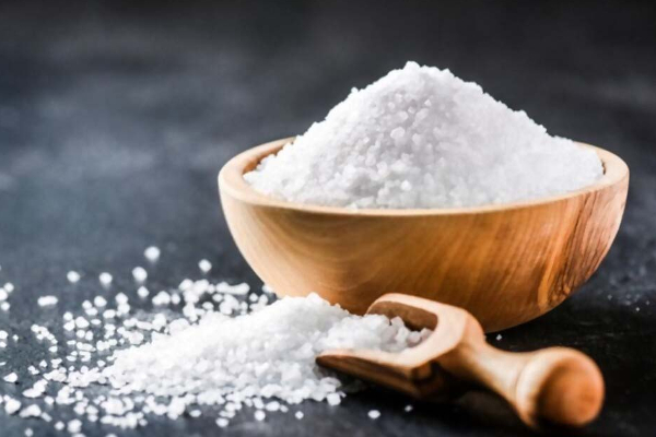 சமைக்கும் போது உப்பை கையில் எடுத்து போட்டால் பணம் கொட்டுமாம்! எந்த பாத்திரத்தில் வைக்க வேண்டும்? | Blessings Shukra Kubera Salt Pariharam