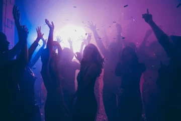 16 மாணவர்களுடன் சிக்கிய இரு மாணவிகள்; பொலிஸார் அதிரடி!