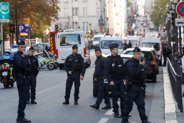 பிரான்ஸில் பேருந்துக்காக காத்திருந்த சிறுமியை நாசம் செய்த கும்பல்!