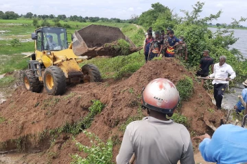 மண்டியாவெளிகுளம் அணைக்கட்டு உடைப்பு: பல ஏக்கர் வேளாண்மை பாதிப்பு (Photo)