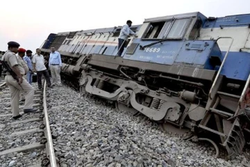 பயணிகளுடன் தடம் புரண்ட ரயில்: பதைபதைக்கும் சம்பவம்