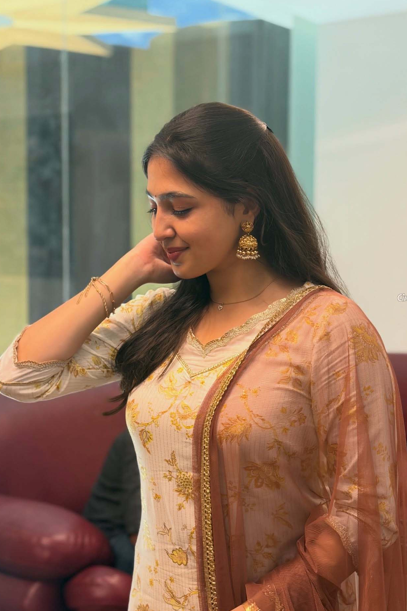 நடிகையாகும் தேவயானியின் மகள் பிரியங்கா.. வெளியிட்ட போட்டோஷுட்டைப் பாருங்க | Devayani Daughter Priyanka Photos Viral