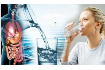 காலையில் எழுந்தவுடன் வெறும் வயிற்றில் தண்ணீர் குடித்தால் எவ்வளவு நன்மைகள் கிடைக்கும்ன்னு தெரியுமா?