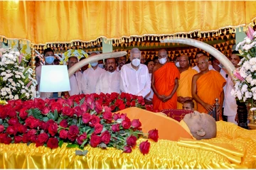 மறைந்த அட்டமஸ்தானாதிபதியின் பூதவுடலுக்கு ஜனாதிபதி இறுதி அஞ்சலி (Photos)