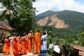 வெள்ளத்தில் சிக்கிய 450 பிக்குகள் மீட்பு