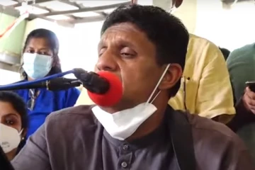 கிட்டார் இசைத்து நத்தார் கீதம் பாடிய எதிர்க்கட்சித் தலைவர்