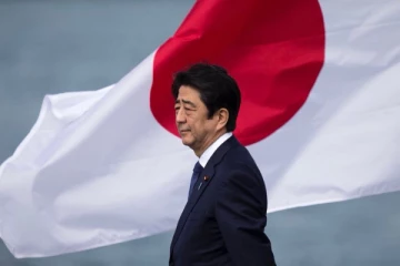 ஜப்பான் முன்னாள் பிரதமர் மேடையில் சுடப்பட்ட தருணம்., இணையத்தில் பரவும் வீடியோ