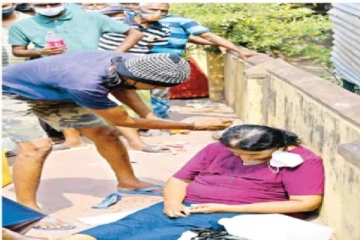 இரண்டு கிலோ மீற்றர் நீளமான வரிசை:மயங்கி விழுந்த பெண்