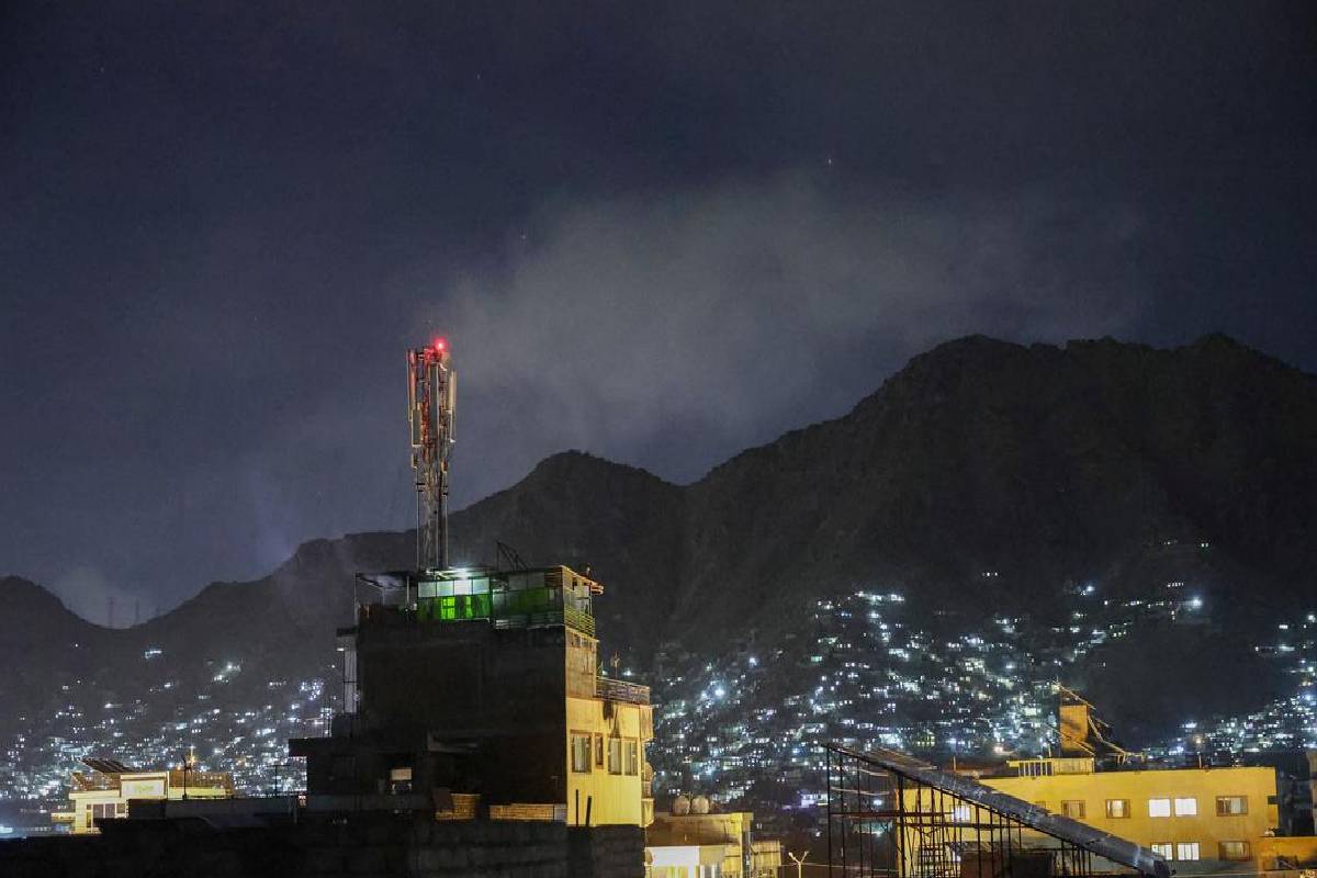 காபூல் வைத்தியசாலை மீது வான்வழித் தாக்குதல் ; 400 பேர் பலி | Airstrike On Kabul Hospital 400 Killed