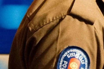 පොලිස් මාර්ග බාධකය නොතැකූ ට්‍රැක්ටර් රථයේ රියදුරු සැරයන්වර‍යෙක් යටකරගන ගිහින්