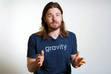 ஊழியர்களுக்கு  52 லட்சத்தை அள்ளி கொடுத்த நிர்வாகி!