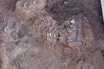 உடல் முழுவதும் தங்க நகைகளுடன் புதைக்கப்பட்ட கோடீஸ்வர பெண்